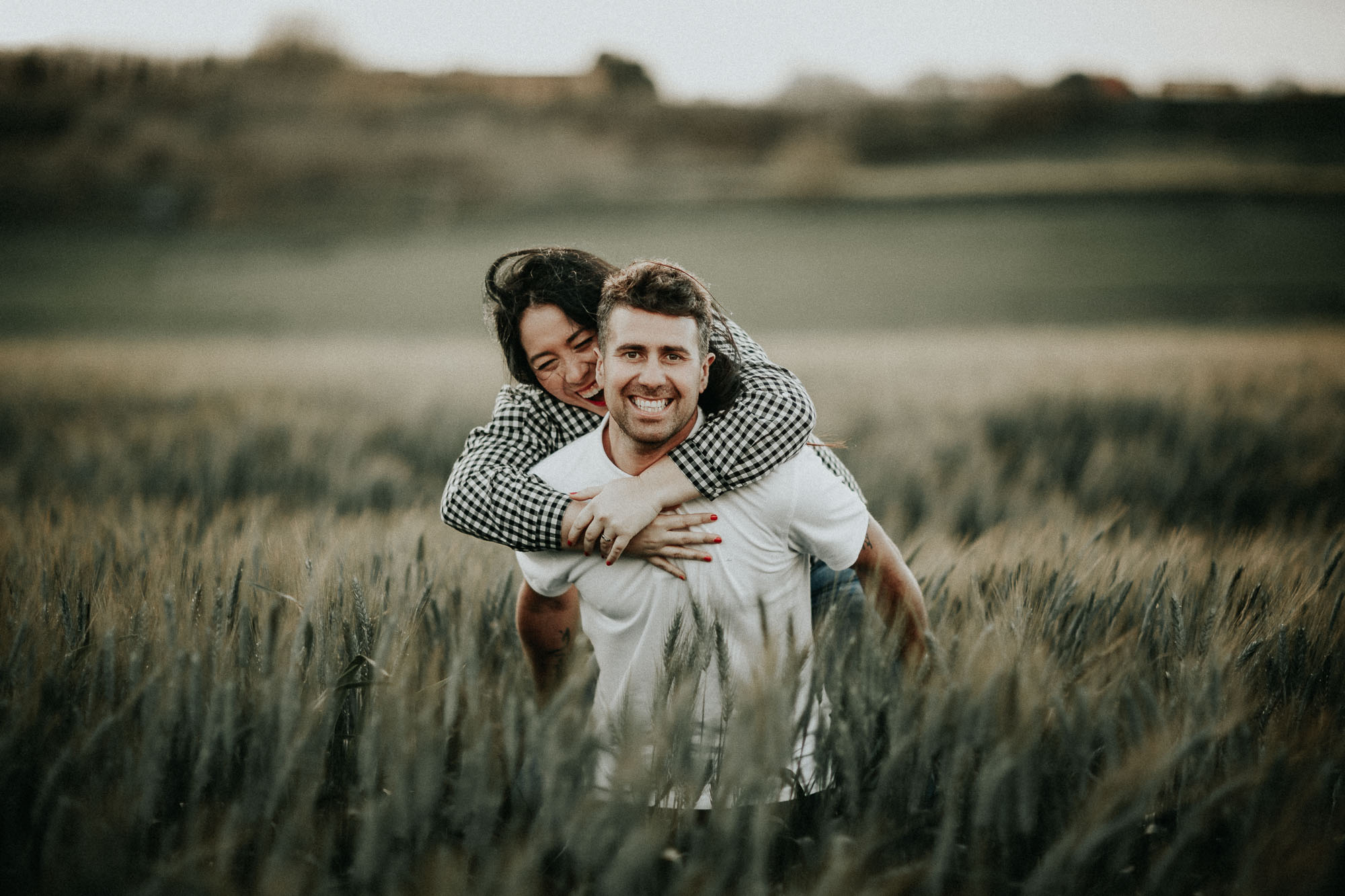 Fotografía de pareja en un trigal (Preboda)