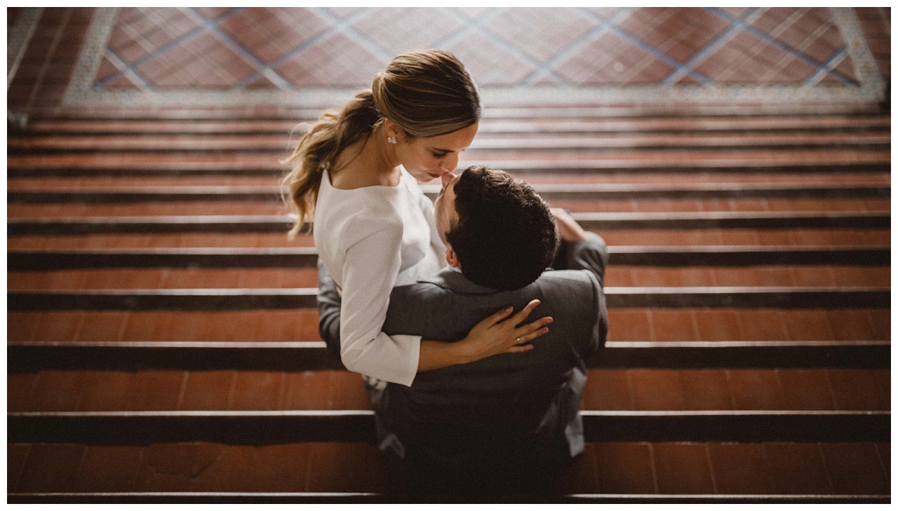 Pareja en escalinatas de Plaza de España - Sevilla