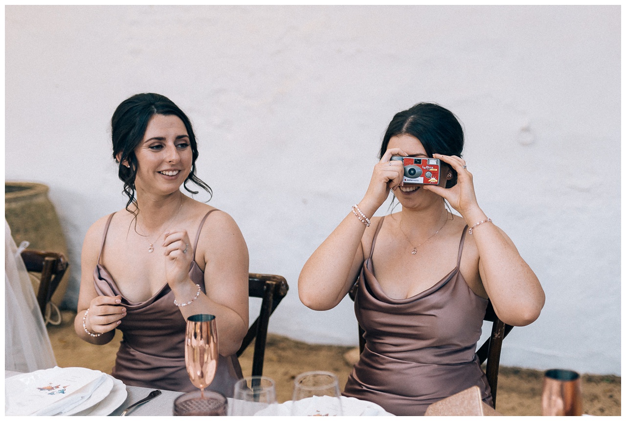 Amigas de la novia durante la cena