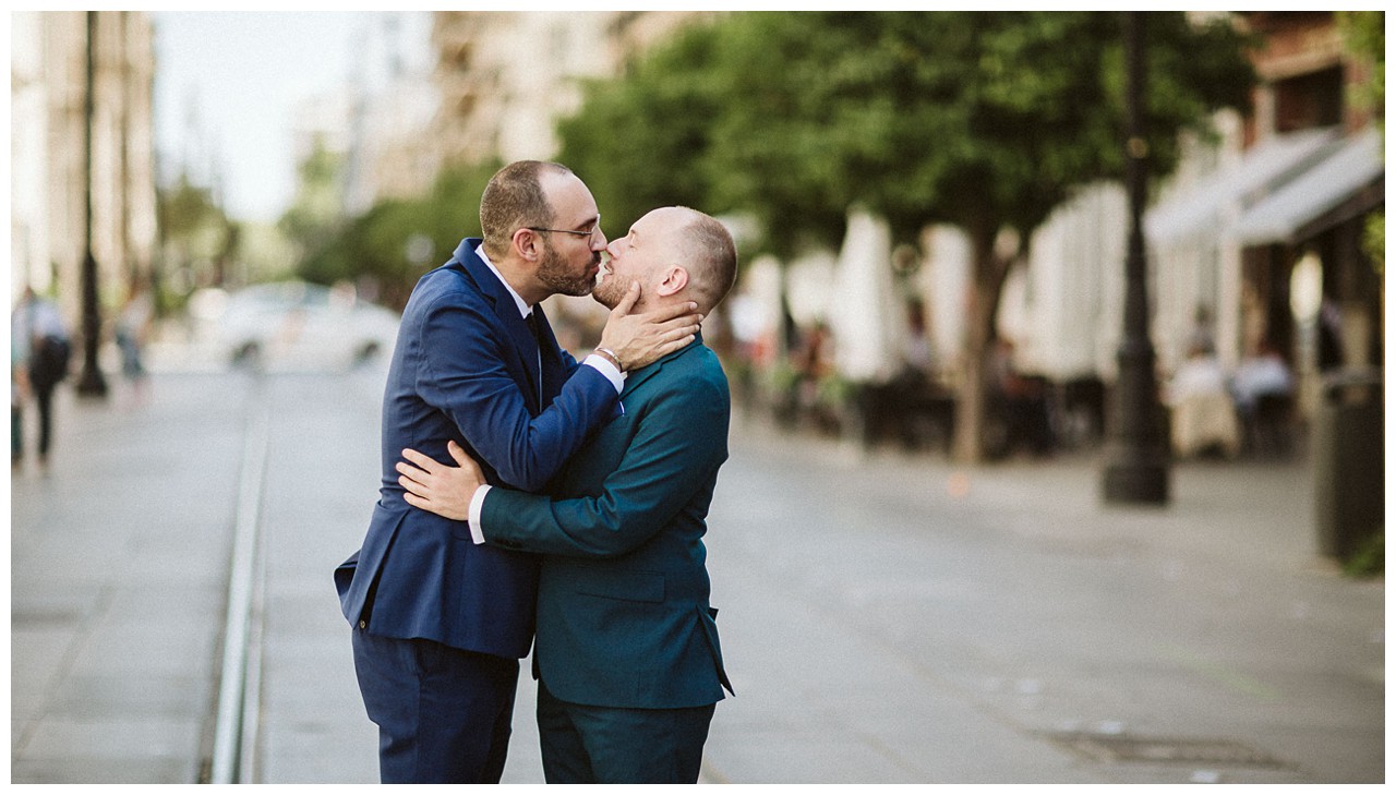 Un beso en la Avenida de la Constitución de Sevilla