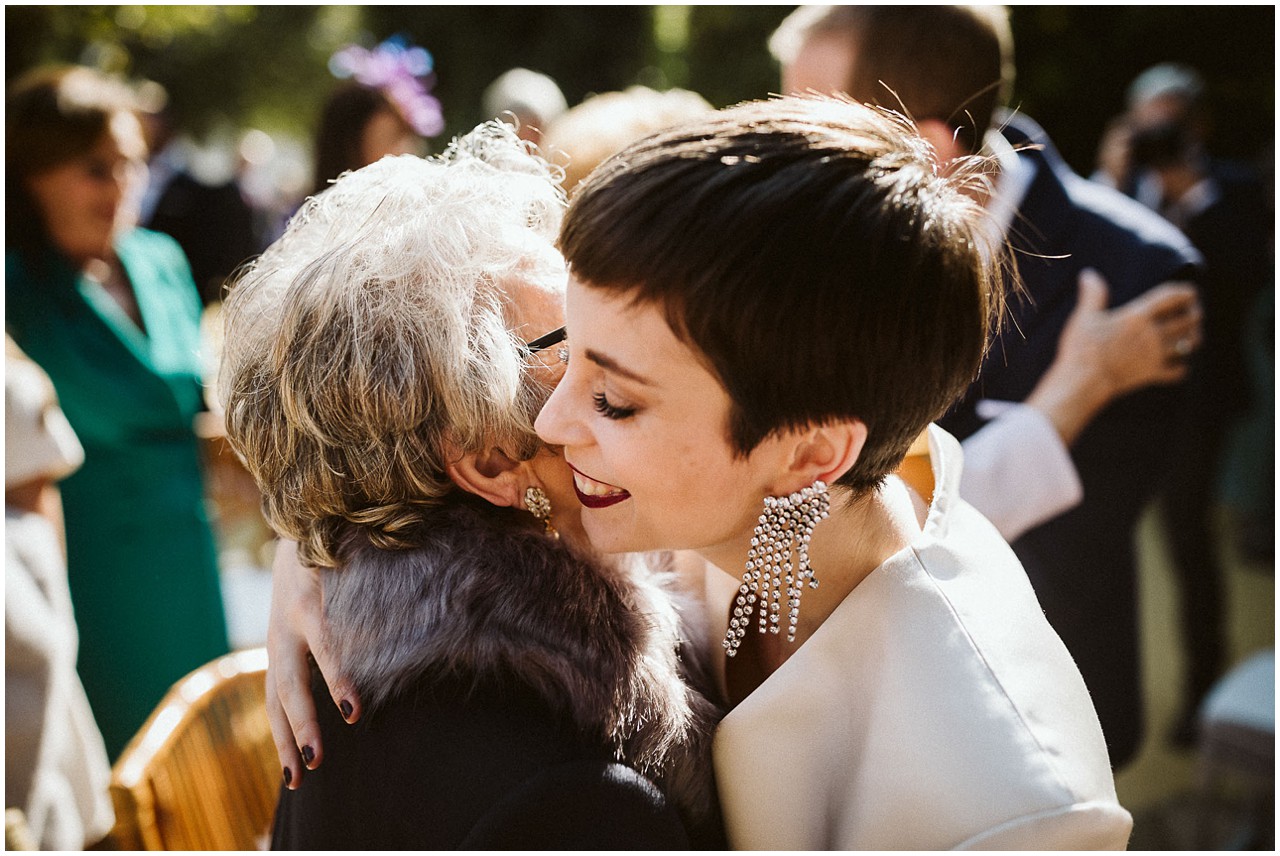 Abrazo de la novia con su abuela