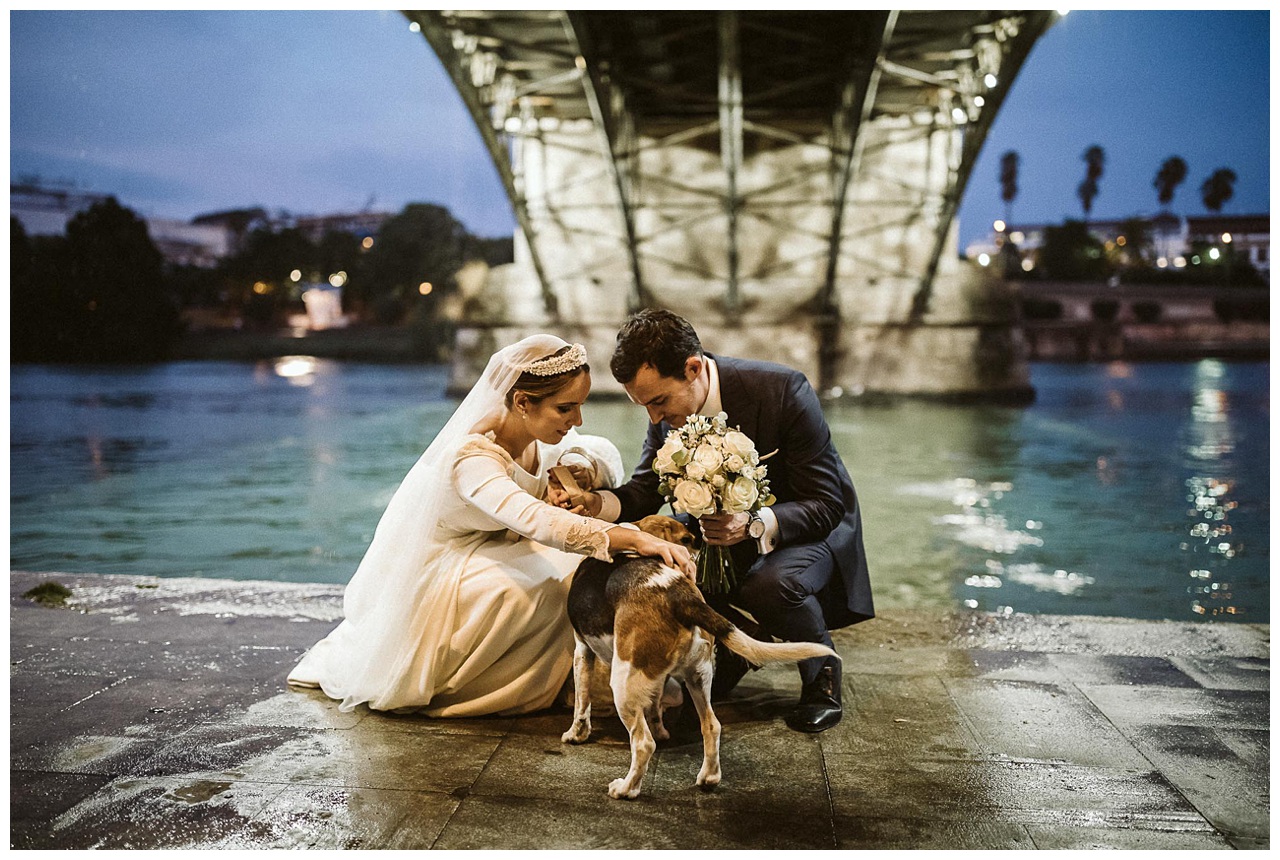 Los novios y su perro bajo el puente de Triana