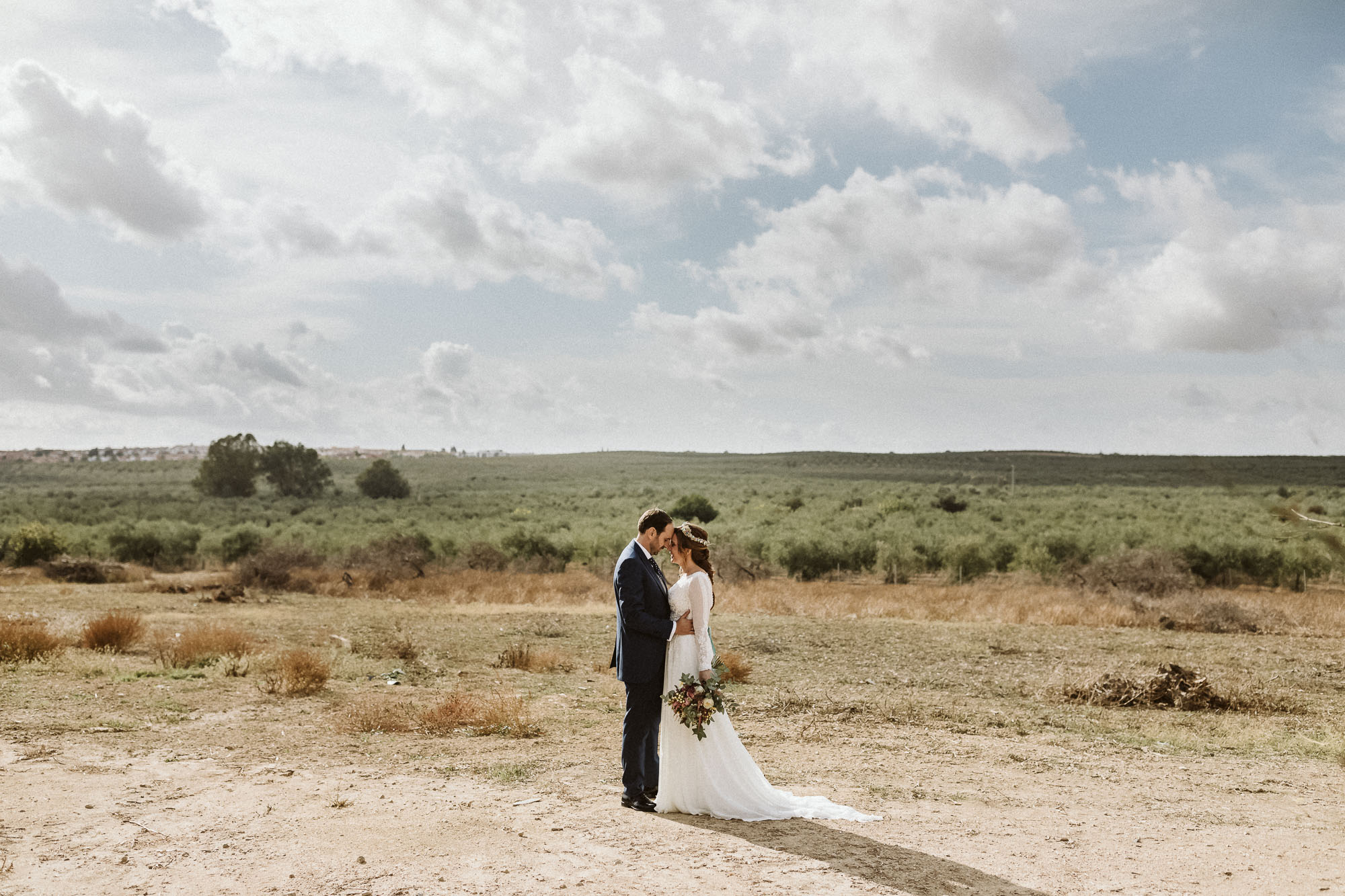 Una pareja de recién casado ante un paisaje